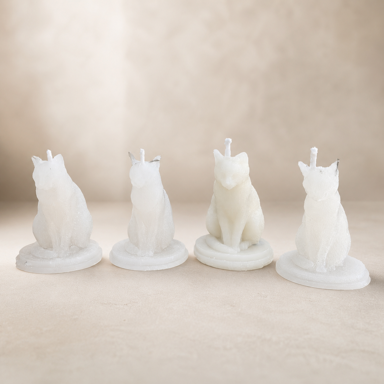 Velas blancas de gato recién hechas