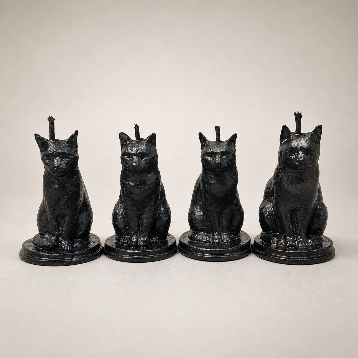 Velas negras de gato vistas de frente