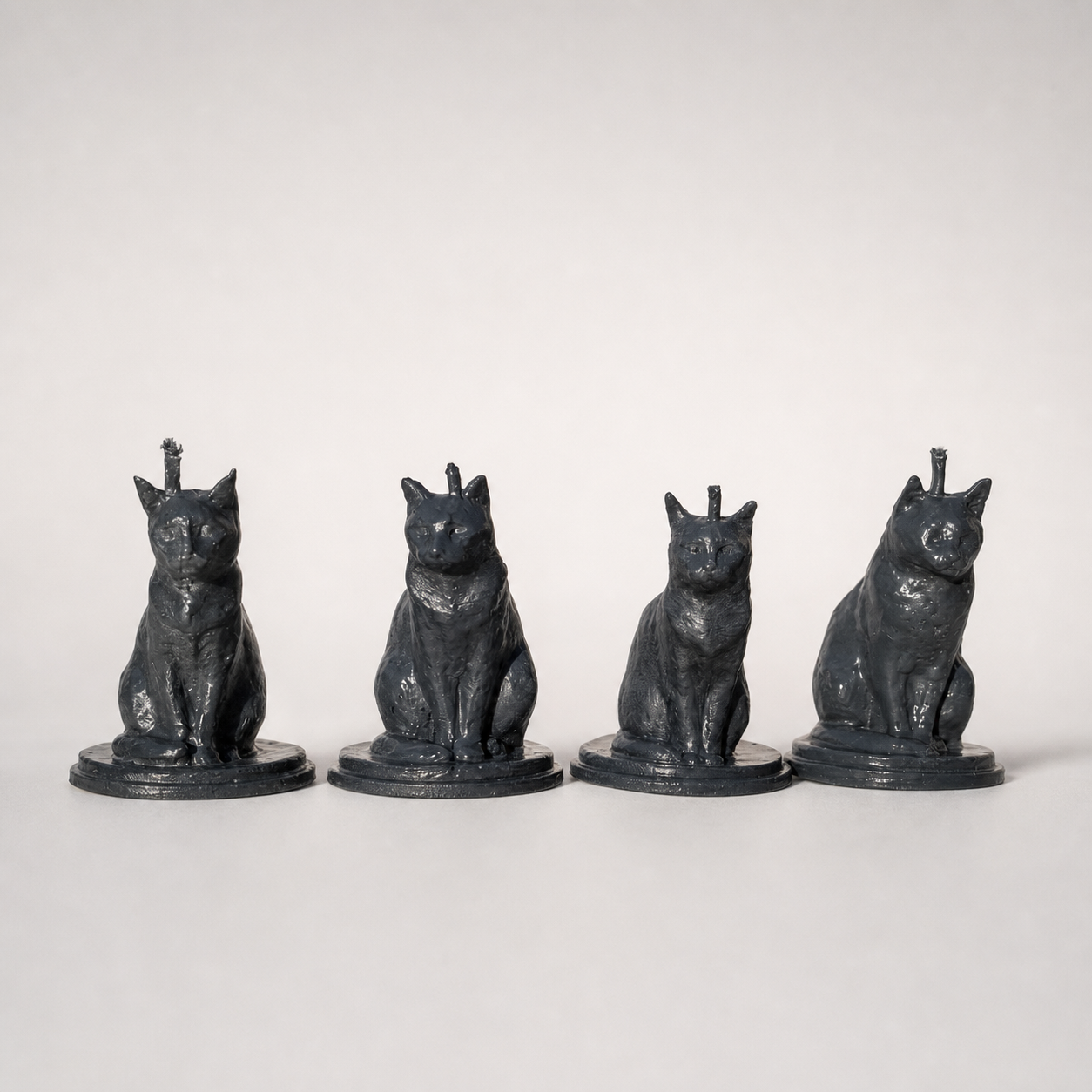 Velas negras de gato vistas de lado