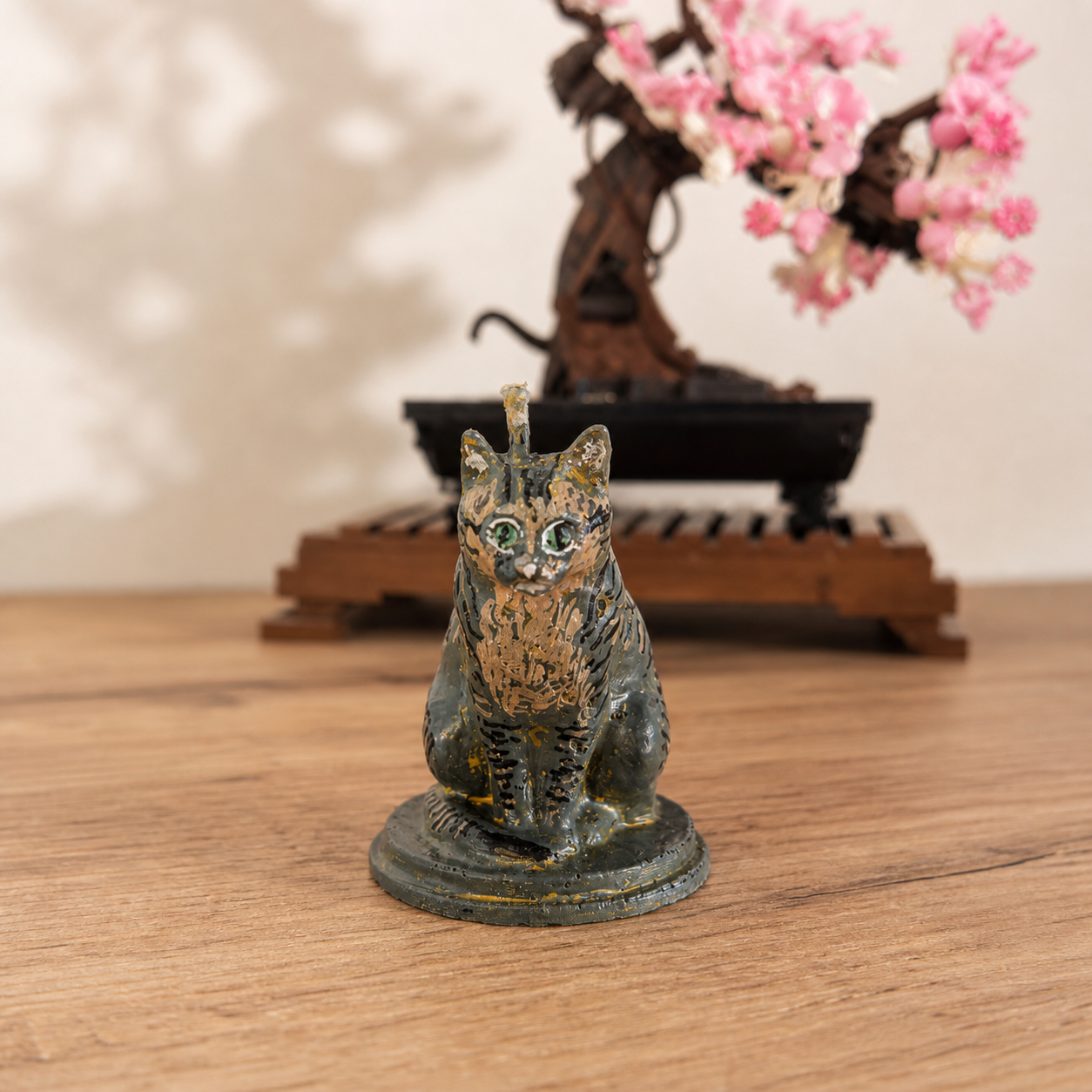 Vela de gato atigrado con decoración